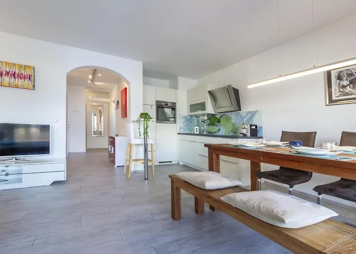 Lakeside Pool Paradise Apartament