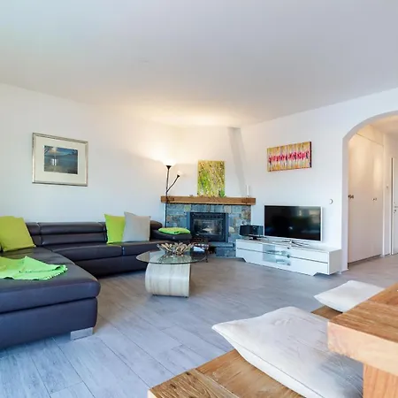 Lakeside Pool Paradise *