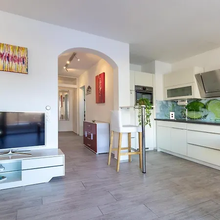 Lakeside Pool Paradise