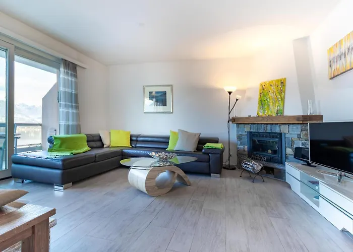 Lakeside Pool Paradise *