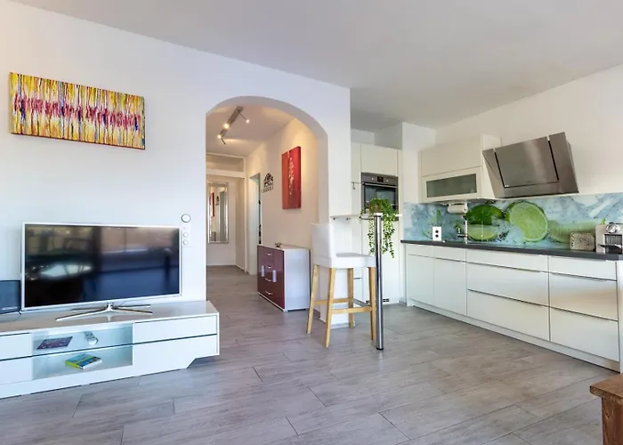 Lakeside Pool Paradise