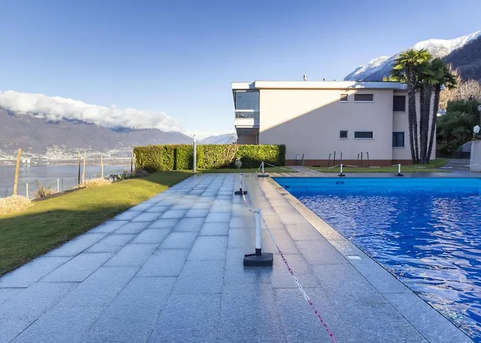 Апартаменты Lakeside Pool Paradise