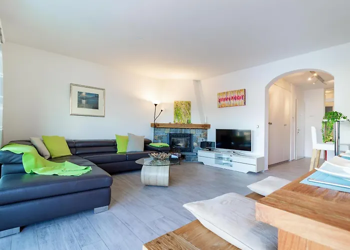 Lakeside Pool Paradise *