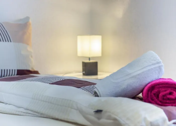 דירה Lakeside Pool Paradise *