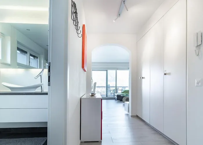 Lakeside Pool Paradise *